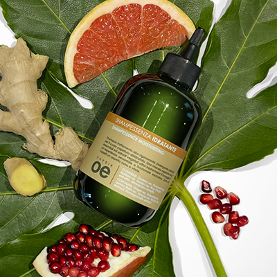 immagine del prodotto dello shampoo idratante ambientato su sfondo neutro e attorno gli ingredienti